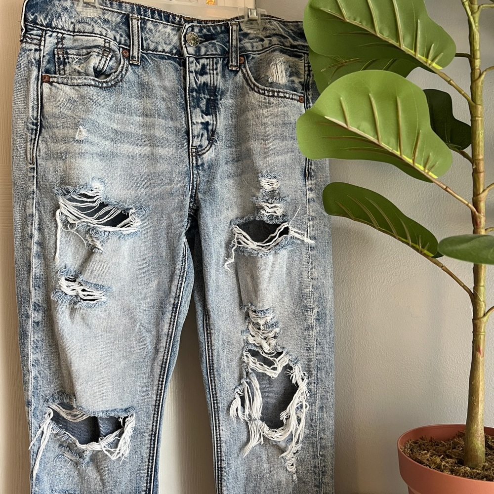 American Eagle Distressed Tomgirl Jeans